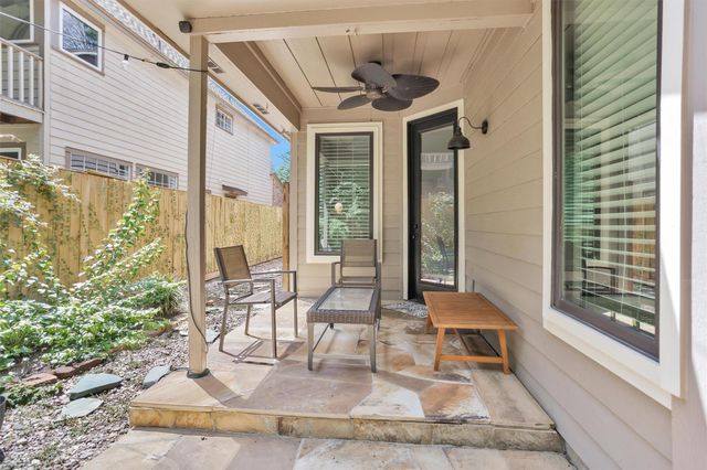 84 E Lakeridge Drive, The Woodlands, TX 77381
