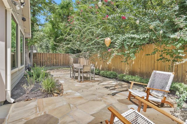 84 E Lakeridge Drive, The Woodlands, TX 77381