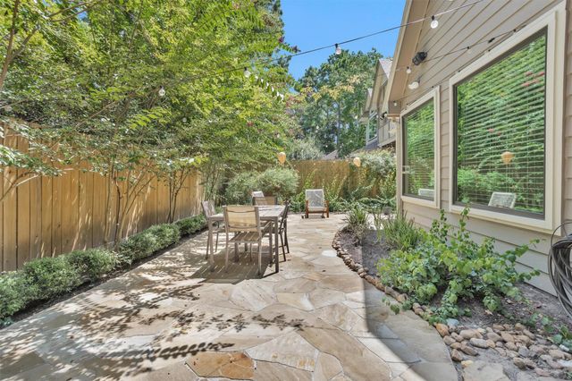 84 E Lakeridge Drive, The Woodlands, TX 77381