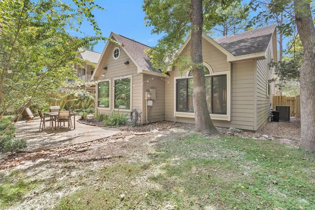 84 E Lakeridge Drive, The Woodlands, TX 77381