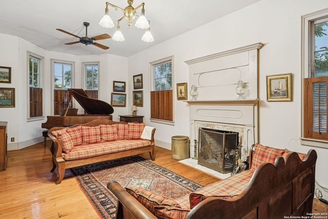 276 E Coll, New Braunfels, TX 78130