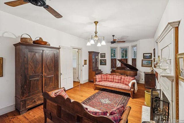 276 E Coll, New Braunfels, TX 78130