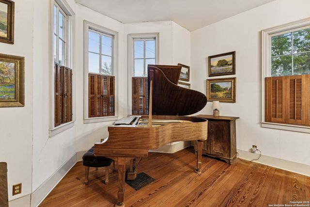 276 E Coll, New Braunfels, TX 78130