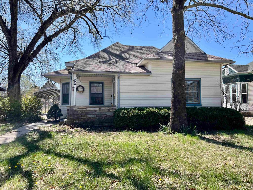 821 E 10th, Winfield, KS 67005
