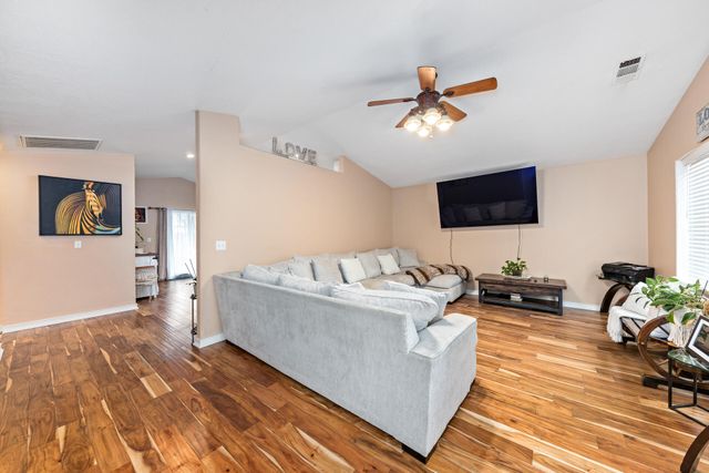 18 Scholarship Way, Medford, OR 97501