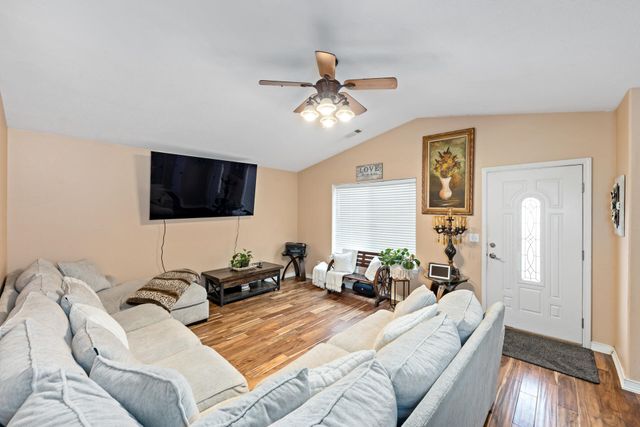 18 Scholarship Way, Medford, OR 97501