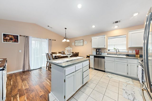 18 Scholarship Way, Medford, OR 97501