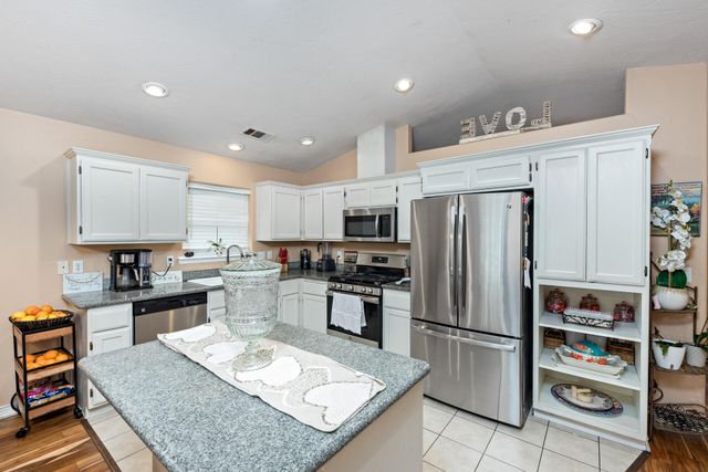 18 Scholarship Way, Medford, OR 97501