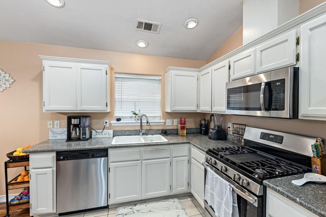 18 Scholarship Way, Medford, OR 97501