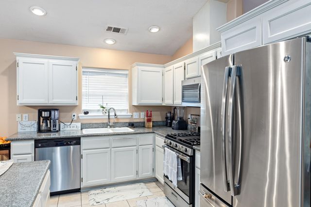 18 Scholarship Way, Medford, OR 97501