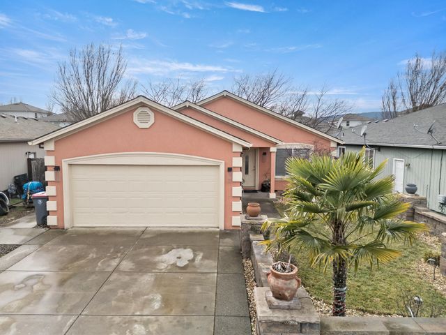 18 Scholarship Way, Medford, OR 97501