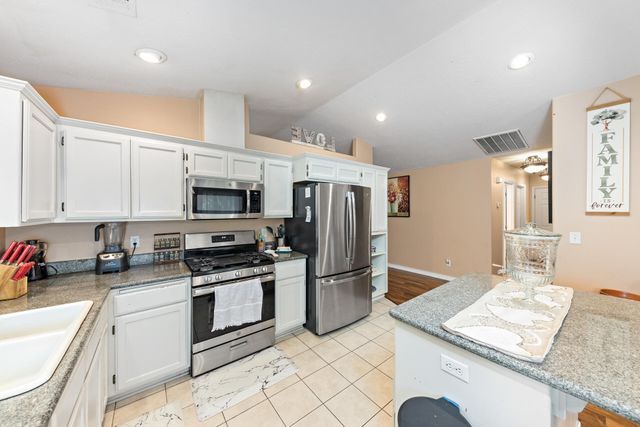 18 Scholarship Way, Medford, OR 97501