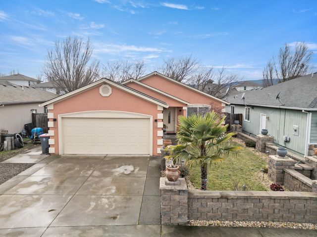 18 Scholarship Way, Medford, OR 97501