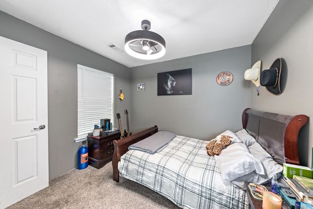 18 Scholarship Way, Medford, OR 97501