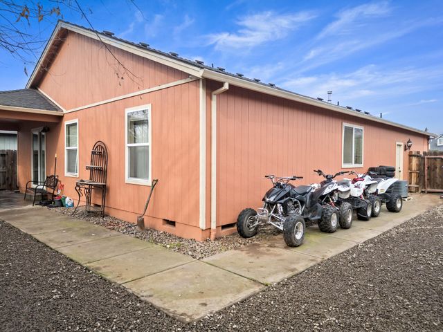 18 Scholarship Way, Medford, OR 97501