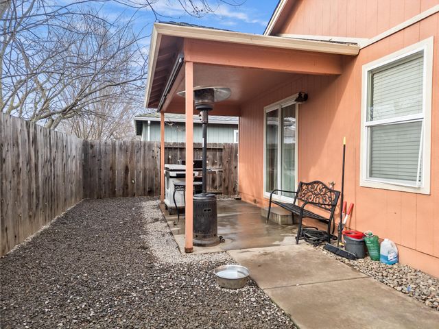 18 Scholarship Way, Medford, OR 97501