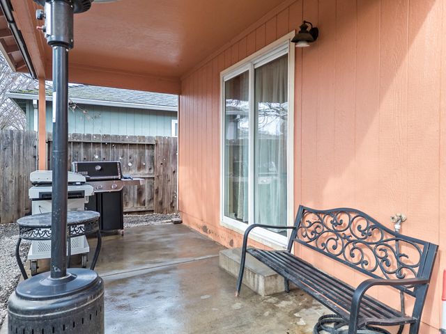 18 Scholarship Way, Medford, OR 97501