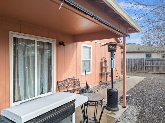 18 Scholarship Way, Medford, OR 97501