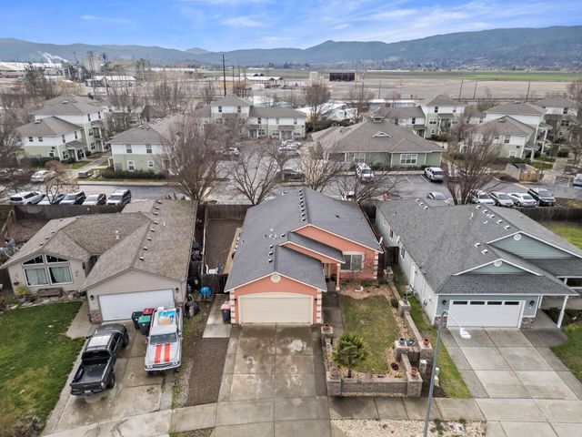 18 Scholarship Way, Medford, OR 97501