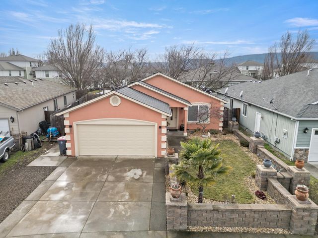 18 Scholarship Way, Medford, OR 97501