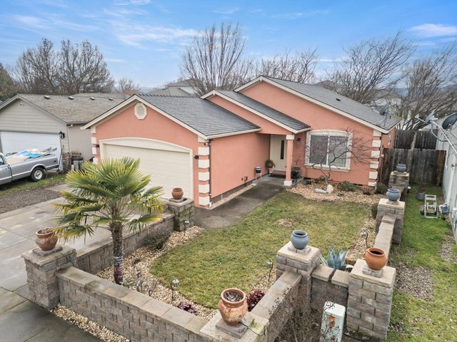 18 Scholarship Way, Medford, OR 97501