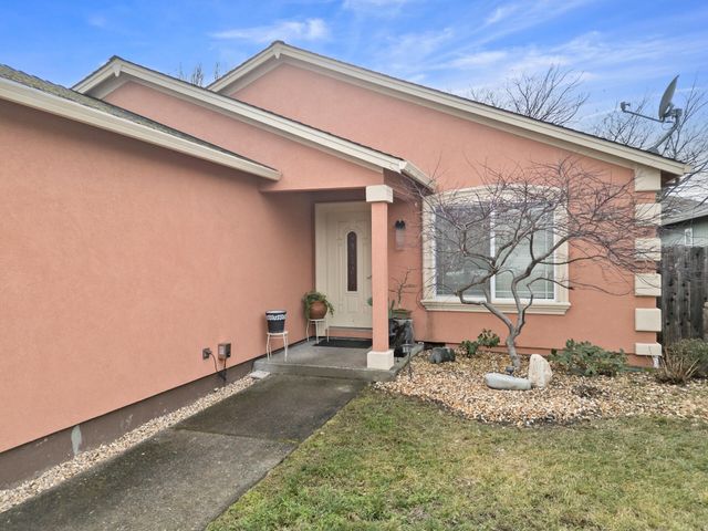 18 Scholarship Way, Medford, OR 97501