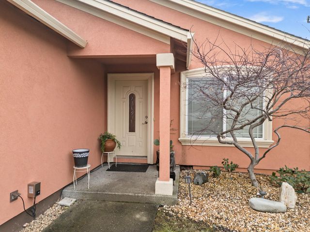 18 Scholarship Way, Medford, OR 97501