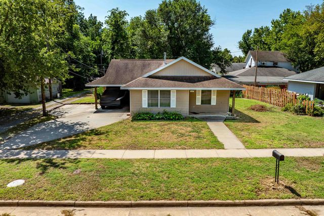 219 W 13th Ave, Winfield, KS 67156