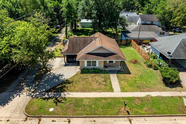 219 W 13th Ave, Winfield, KS 67156