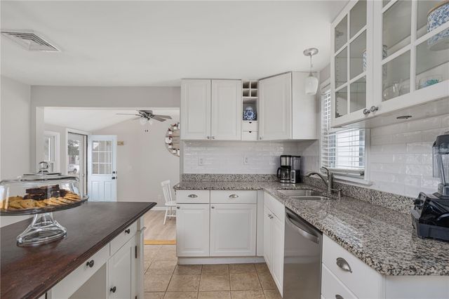 23 Laurelhurst Road, Cranston, RI 02920