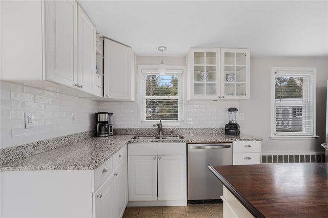 23 Laurelhurst Road, Cranston, RI 02920