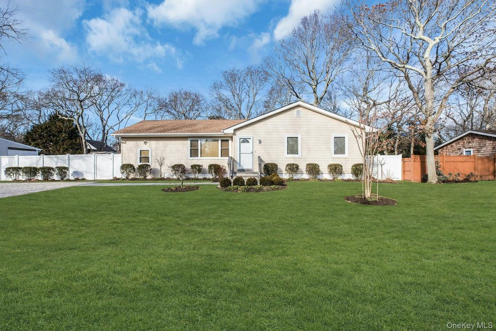 79 School Street, Hampton Bays, NY 11946