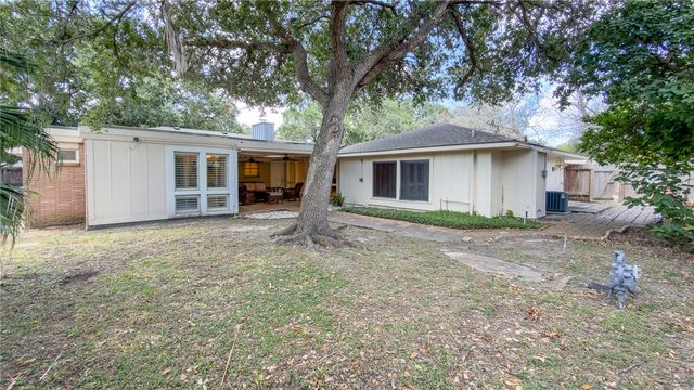 414 Barracuda Pl, Corpus Christi, TX 78411