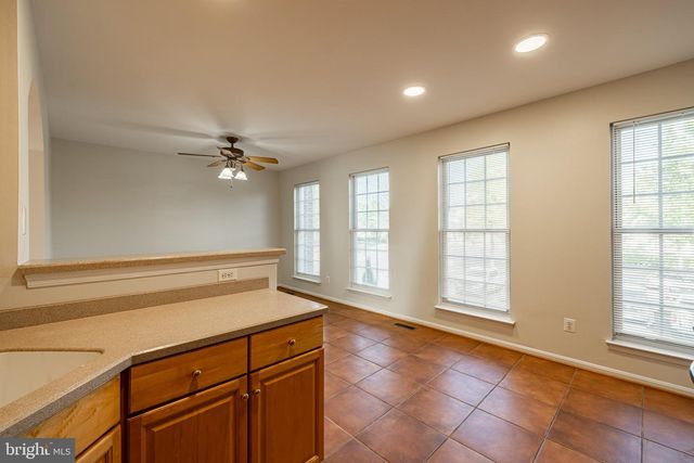 26139 KENNYWOOD SQ, Chantilly, VA 20152