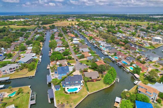 1090 Park Ln, Gulf Breeze, FL 32563