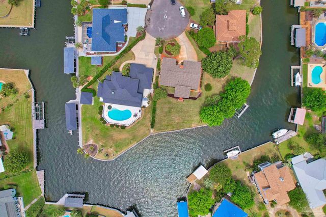 1090 Park Ln, Gulf Breeze, FL 32563
