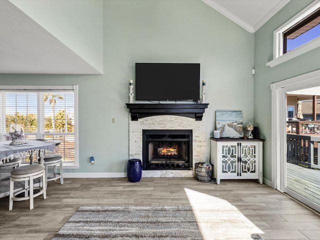 334 Paradise Drive, Tiki Island, TX 77554