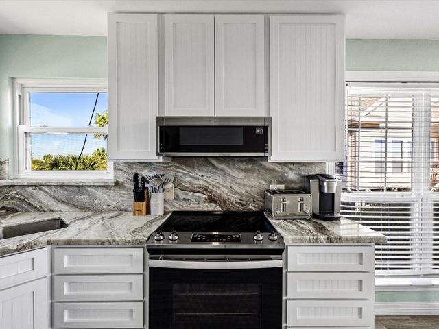 334 Paradise Drive, Tiki Island, TX 77554