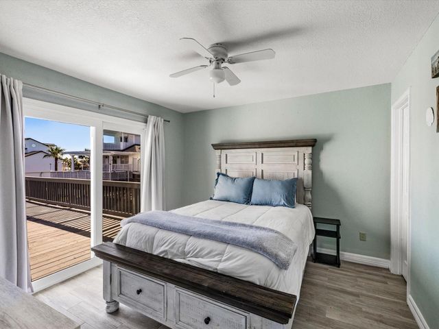 334 Paradise Drive, Tiki Island, TX 77554