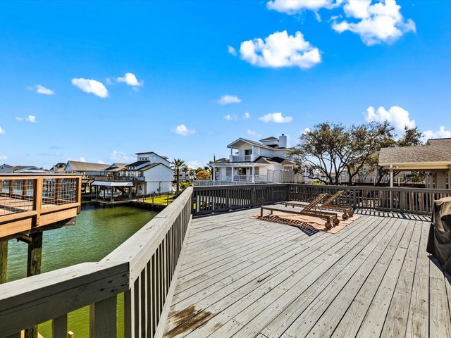 334 Paradise Drive, Tiki Island, TX 77554