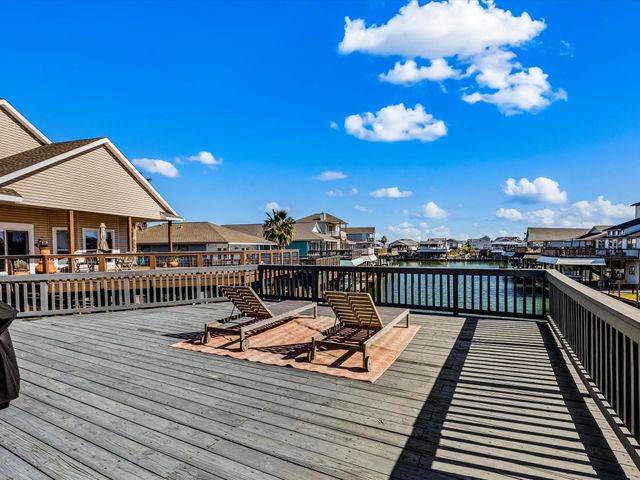 334 Paradise Drive, Tiki Island, TX 77554