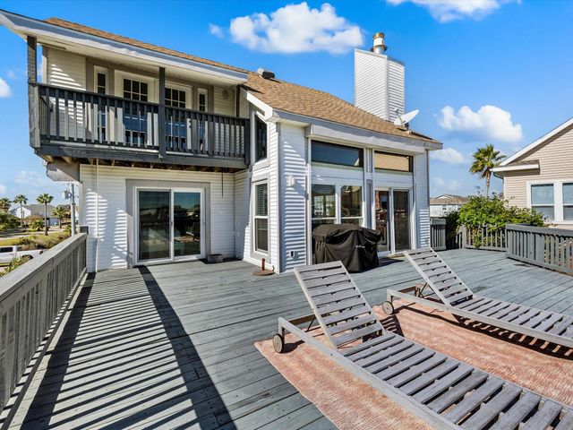 334 Paradise Drive, Tiki Island, TX 77554