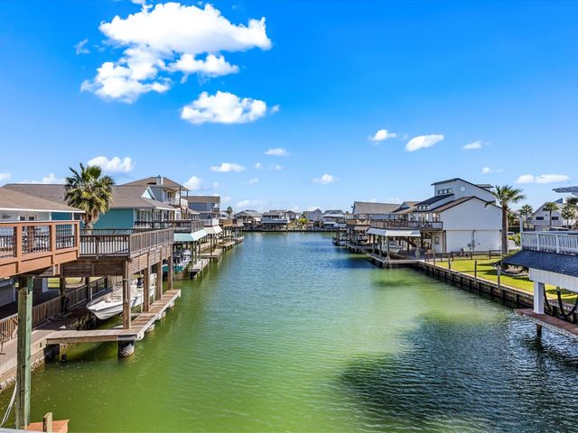 334 Paradise Drive, Tiki Island, TX 77554