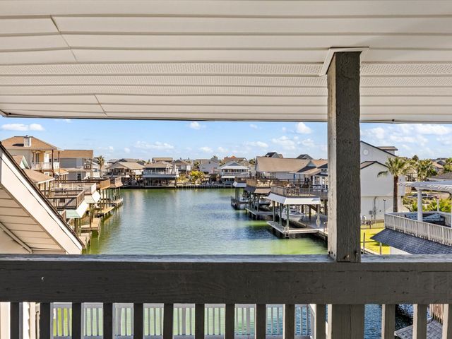 334 Paradise Drive, Tiki Island, TX 77554