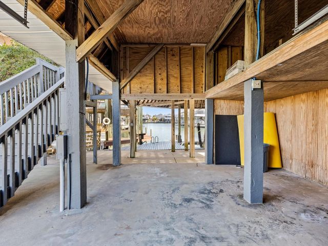 334 Paradise Drive, Tiki Island, TX 77554