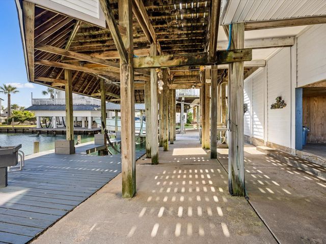 334 Paradise Drive, Tiki Island, TX 77554