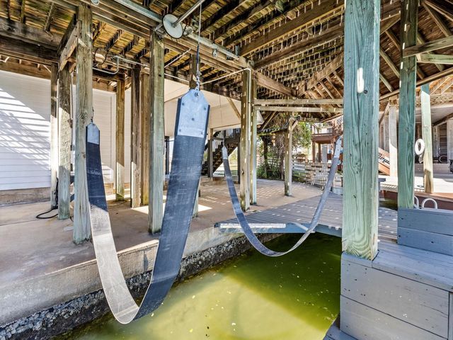 334 Paradise Drive, Tiki Island, TX 77554