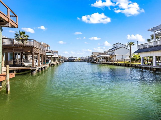 334 Paradise Drive, Tiki Island, TX 77554