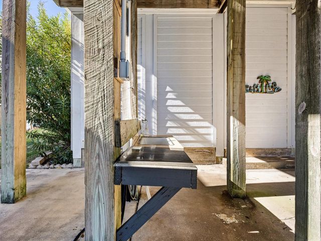 334 Paradise Drive, Tiki Island, TX 77554