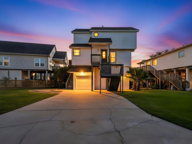 334 Paradise Drive, Tiki Island, TX 77554